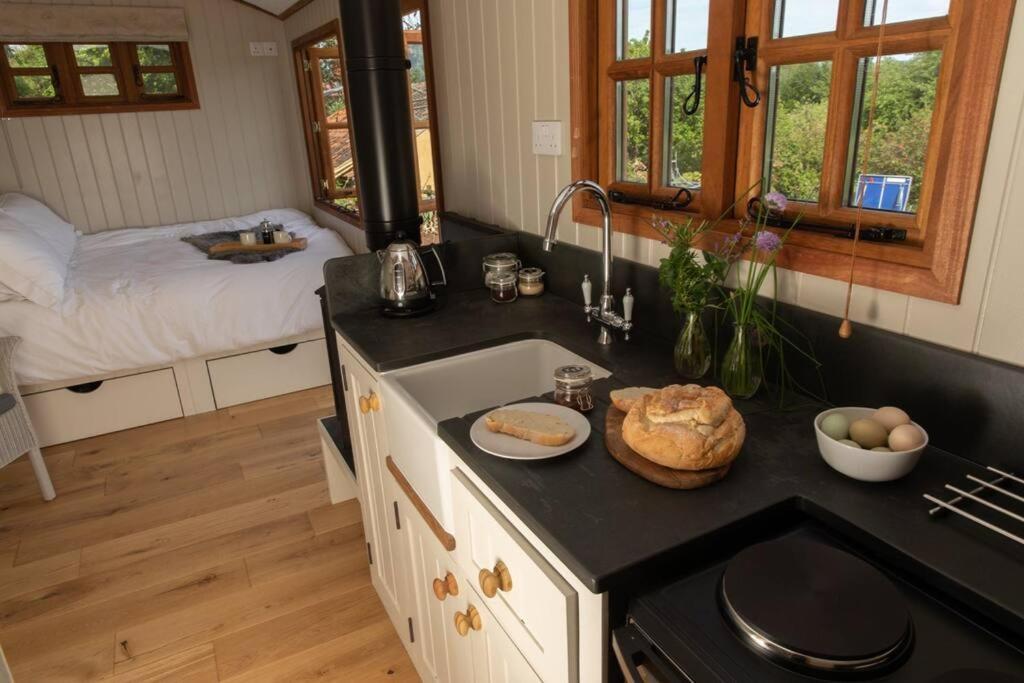 Luxury, Rural Shepherds Hut With Hot Tub Nr Bath Bristol Exteriér fotografie